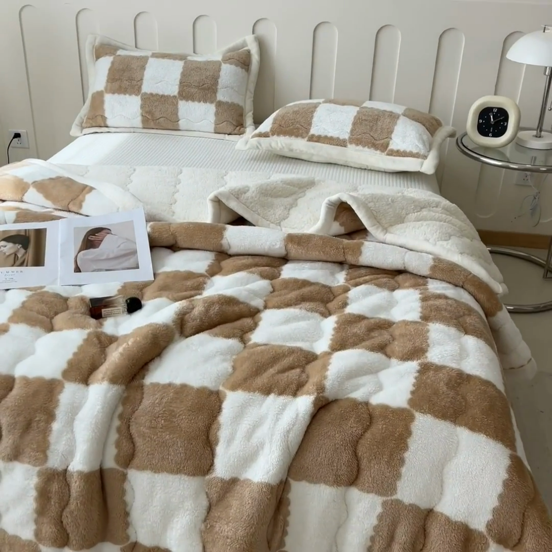 91家纺网 家纺一手货源 找家纺 慕木家纺 2025秋冬新款A类北极绒棋盘格双面毛毯 棋盘格三层夹棉毛毯-黑白+白