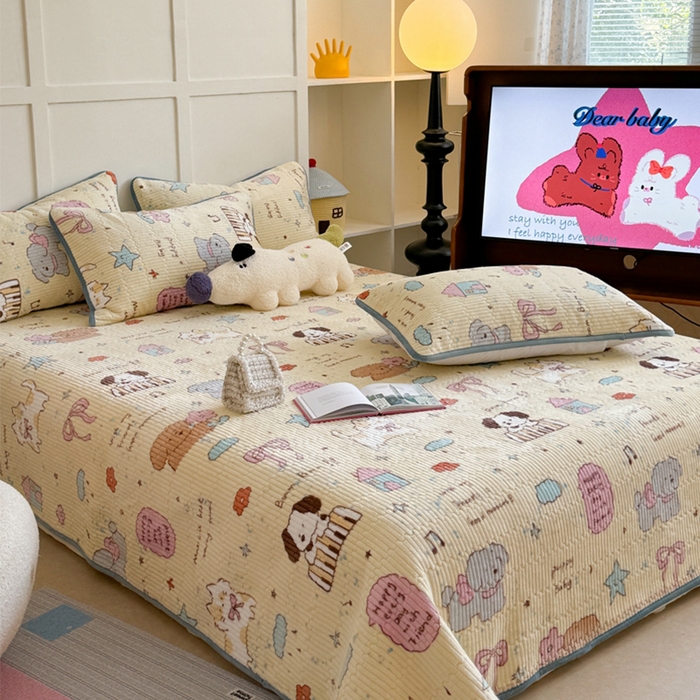 91家纺网 家纺一手货源 找家纺 萝莉家纺 2024爆款印花牛奶绒夹棉绗缝床盖三件套 猫咪的花园