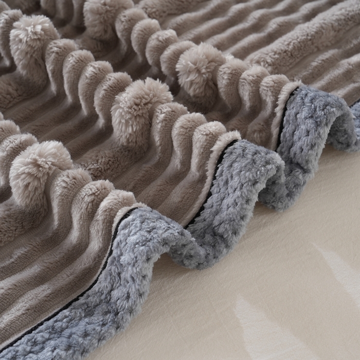 91家纺网 家纺一手货源 找家纺 巴木赫 2024新款子母抽条兔毛绒绒毯毯子 中灰