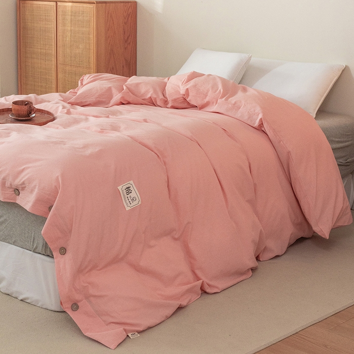 91家纺网 家纺一手货源 找家纺 呦呦南宋 纽扣款单被套A类纯棉  母婴级色织水洗棉 单件纯色被罩 无印风全棉单品被套 粉色
