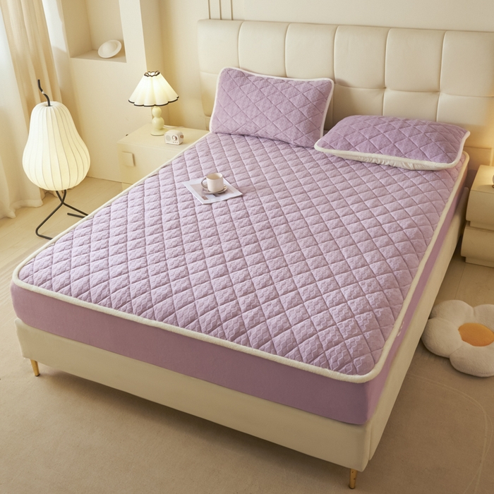 91家纺网 家纺一手货源 找家纺 鑫钰 2024秋冬新款加厚牛奶绒烂花夹棉床笠 菱形格-浅紫