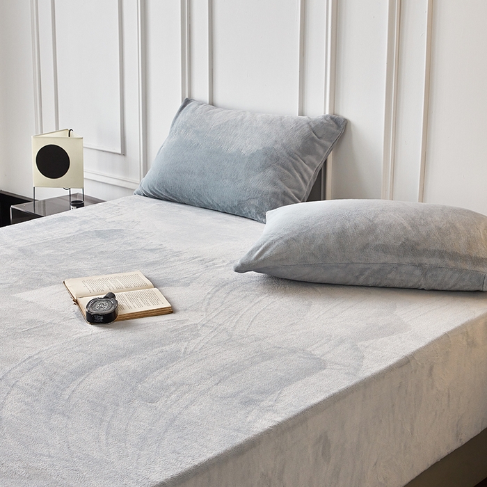 91家纺网 家纺一手货源 找家纺 千朵森 2024新款A类纯色牛奶绒单床笠-芙妮系列-风格二 芙妮-印月灰