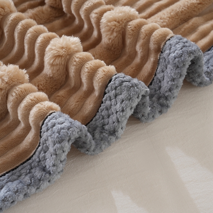 91家纺网 家纺一手货源 找家纺 巴木赫 2024新款子母抽条兔毛绒绒毯毯子 卡其
