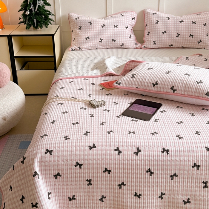 91家纺网 家纺一手货源 找家纺 萝莉家纺 2024爆款印花牛奶绒夹棉绗缝床盖三件套 黑粉蝴蝶结