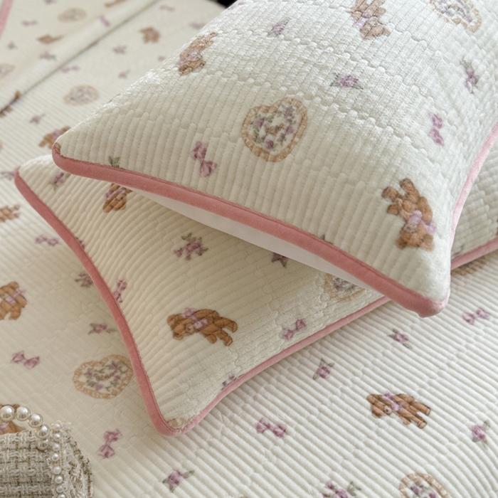 91家纺网 家纺一手货源 找家纺 萝莉家纺 2024爆款印花牛奶绒夹棉绗缝床盖三件套 花花小熊