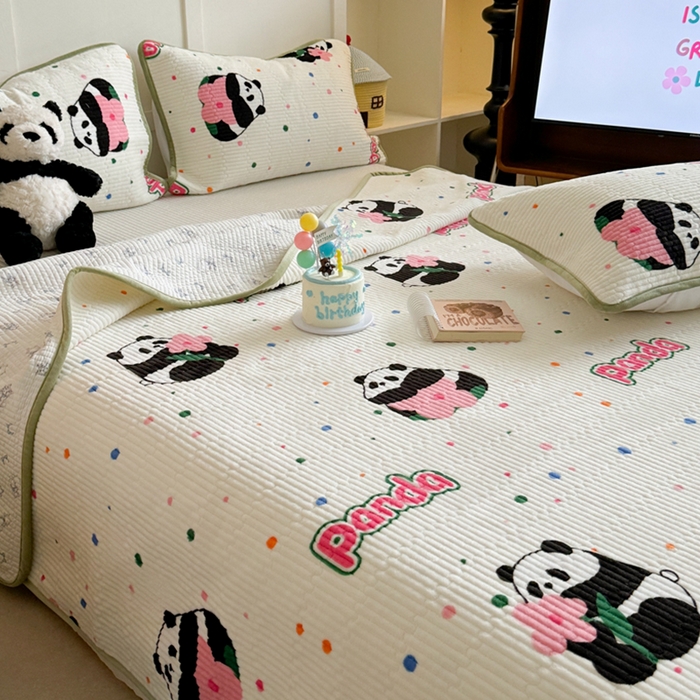 91家纺网 家纺一手货源 找家纺 萝莉家纺 2024爆款印花牛奶绒夹棉绗缝床盖三件套 熊猫花花