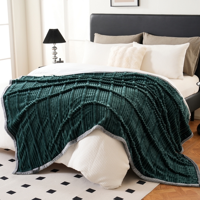 91家纺网 家纺一手货源 找家纺 巴木赫 2024新款子母抽条兔毛绒绒毯毯子 墨绿