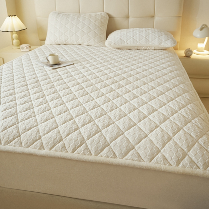 91家纺网 家纺一手货源 找家纺 鑫钰 2024秋冬新款加厚牛奶绒烂花夹棉床笠 菱形格-雅白