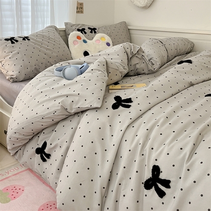 91家纺网 家纺一手货源 找家纺 阿曼达 2024新款ins博主风爆款纯色波点蝴蝶结毛巾绣软糯糯水洗m四件套（专版花型）风格二 蝴蝶结-波点灰