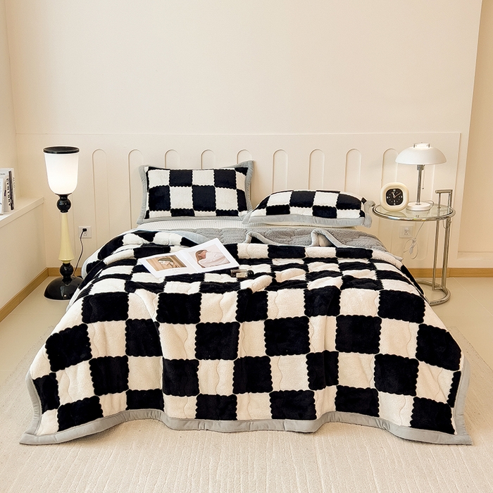 91家纺网 家纺一手货源 找家纺 慕木家纺 2025秋冬新款A类北极绒棋盘格双面毛毯 棋盘格三层夹棉毛毯-黑白+灰