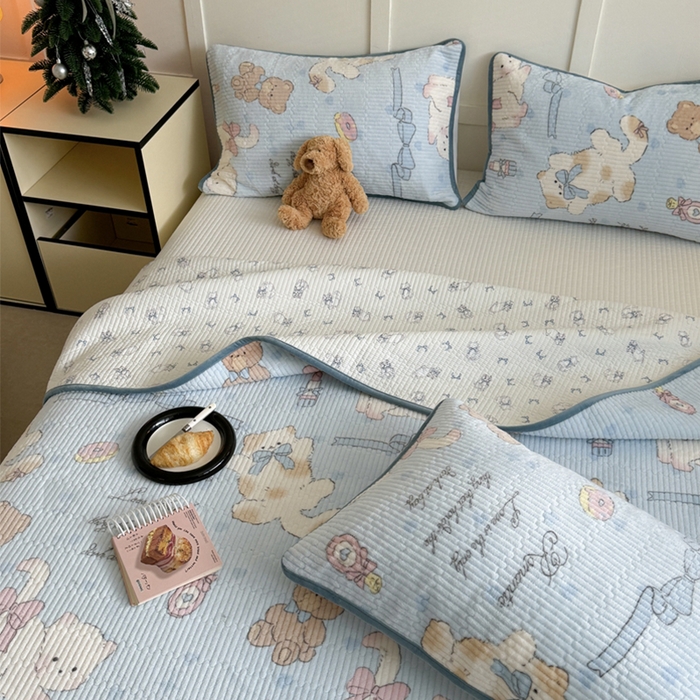 91家纺网 家纺一手货源 找家纺 萝莉家纺 2024爆款印花牛奶绒夹棉绗缝床盖三件套 俏皮猫猫