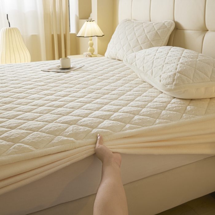 91家纺网 家纺一手货源 找家纺 鑫钰 2024秋冬新款加厚牛奶绒烂花夹棉床笠 菱形格-雅白