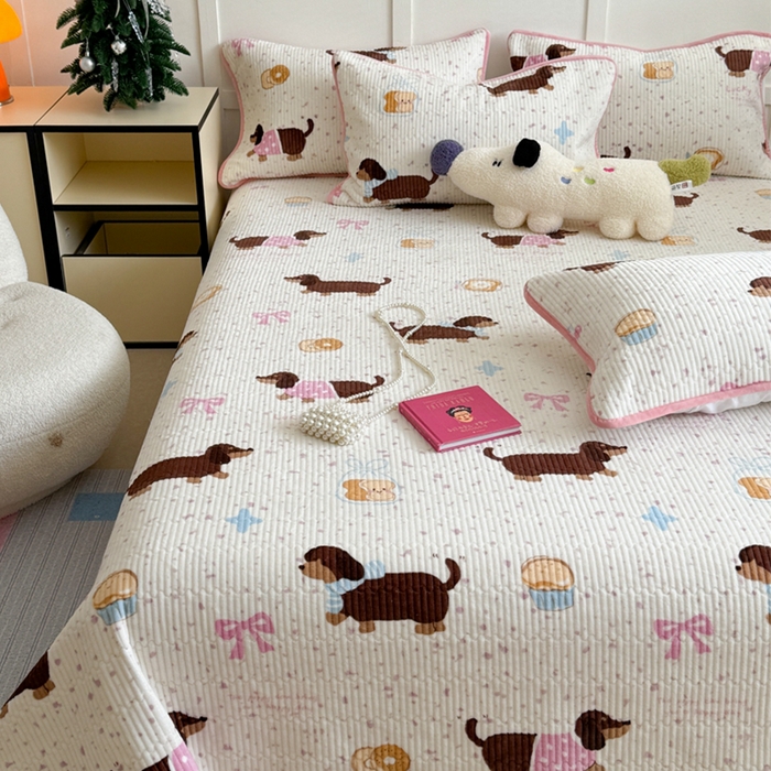 91家纺网 家纺一手货源 找家纺 萝莉家纺 2024爆款印花牛奶绒夹棉绗缝床盖三件套 斑点狗狗