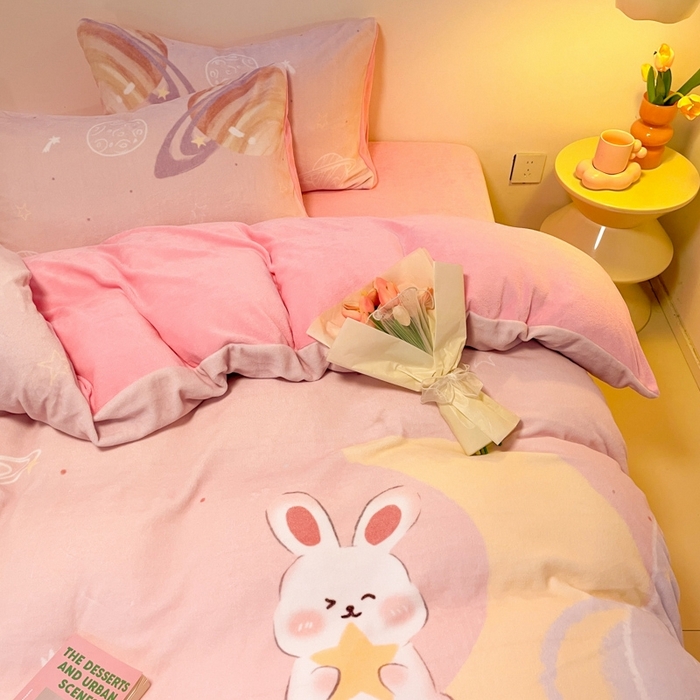 91家纺网 家纺一手货源 找家纺 新方向 2025新款全消光A类儿童牛奶绒四件套-萌萌兔 萌萌兔-粉