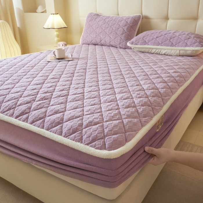 91家纺网 家纺一手货源 找家纺 鑫钰 2024秋冬新款加厚牛奶绒烂花夹棉床笠 菱形格-浅紫