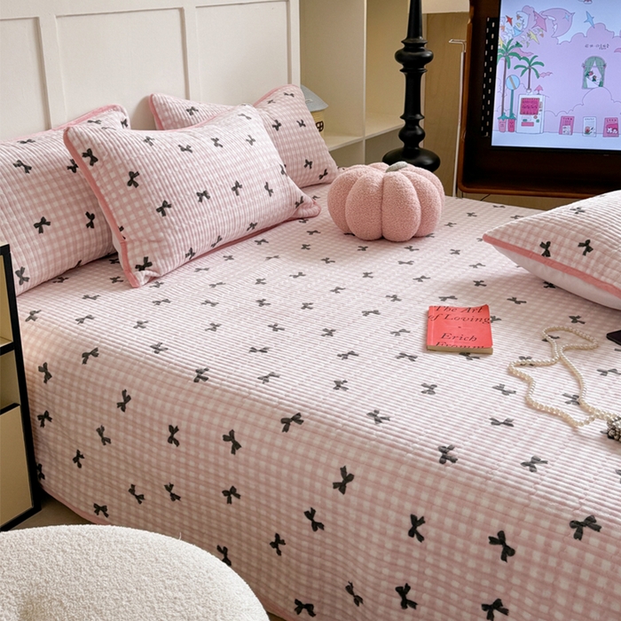 91家纺网 家纺一手货源 找家纺 萝莉家纺 2024爆款印花牛奶绒夹棉绗缝床盖三件套 黑粉蝴蝶结