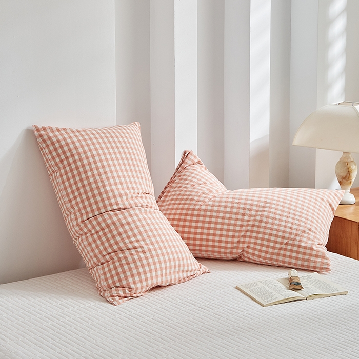 91家纺网 家纺一手货源 找家纺 呦呦南宋 纯棉简约款枕套 母婴级A类全棉色织水洗棉无印风单品一对装全棉枕头套 红小格（简约款）