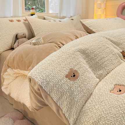 91家纺网 家纺一手货源 找家纺 莱登卡奴 2024新款牛奶绒兔毛麦穗纹刺绣款奶油风系列四件套 熊杏色