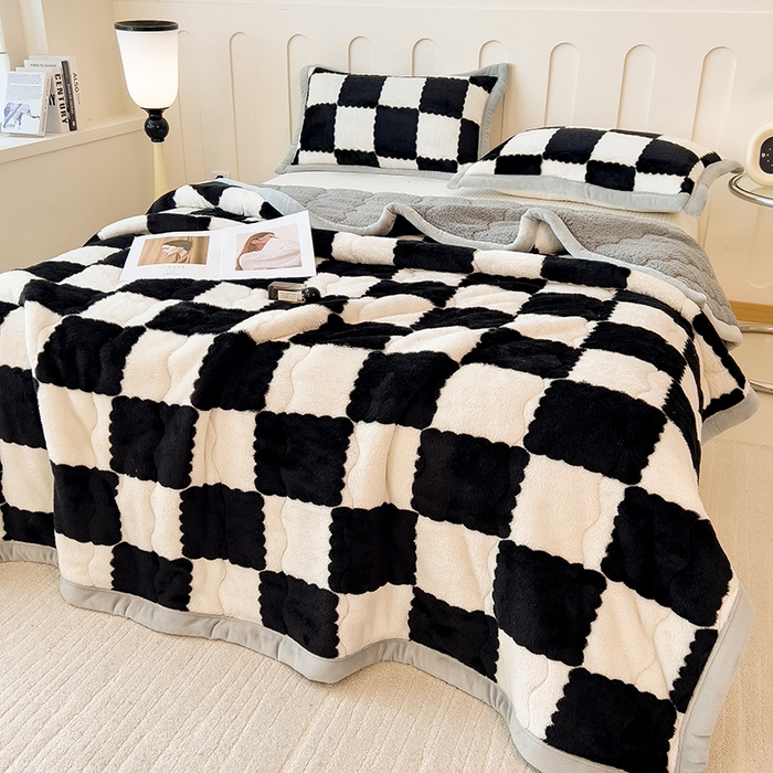 91家纺网 家纺一手货源 找家纺 慕木家纺 2025秋冬新款A类北极绒棋盘格双面毛毯 棋盘格三层夹棉毛毯-黑白+灰