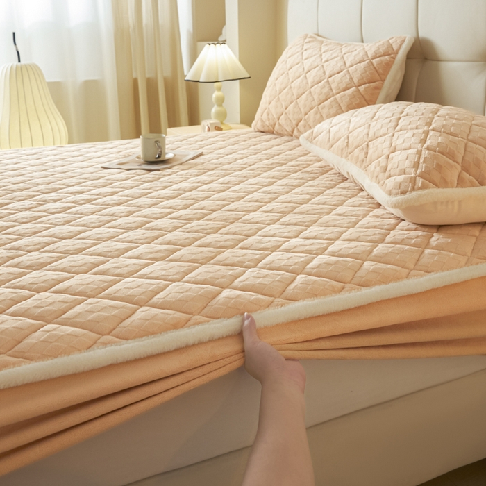 91家纺网 家纺一手货源 找家纺 鑫钰 2024秋冬新款加厚牛奶绒烂花夹棉床笠 菱形格-驼色