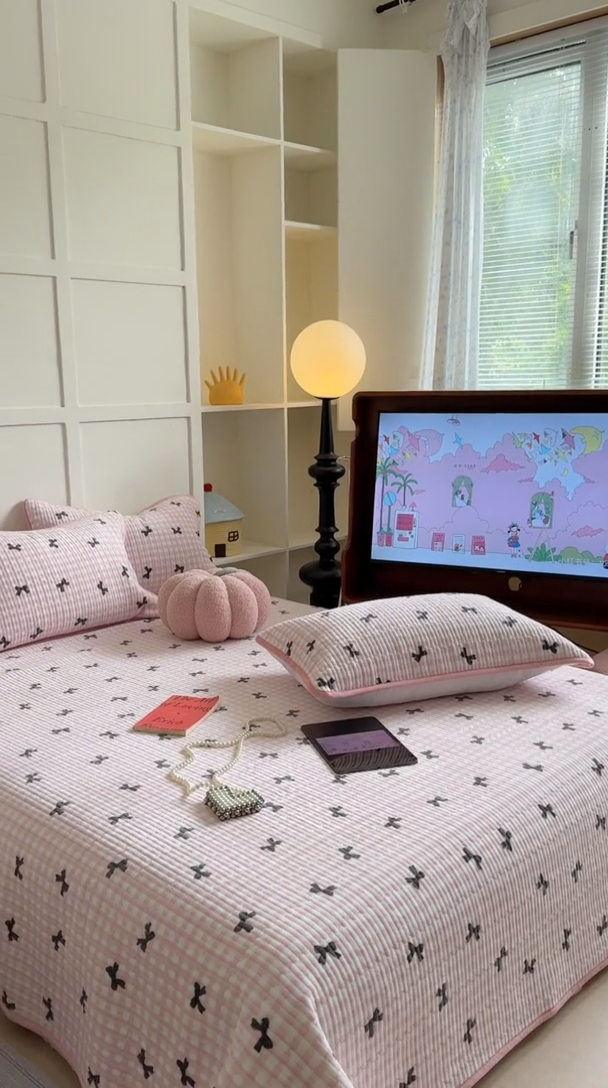 91家纺网 家纺一手货源 找家纺 萝莉家纺 2024爆款印花牛奶绒夹棉绗缝床盖三件套 黑粉蝴蝶结