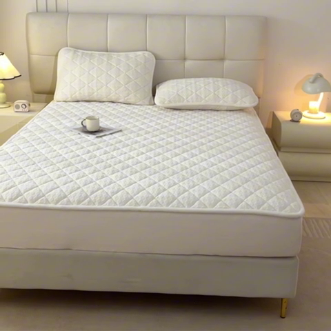 91家纺网 家纺一手货源 找家纺 鑫钰 2024秋冬新款加厚牛奶绒烂花夹棉床笠 菱形格-雅白