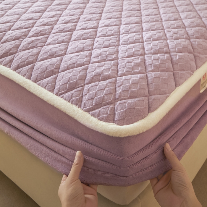 91家纺网 家纺一手货源 找家纺 鑫钰 2024秋冬新款加厚牛奶绒烂花夹棉床笠 菱形格-浅紫