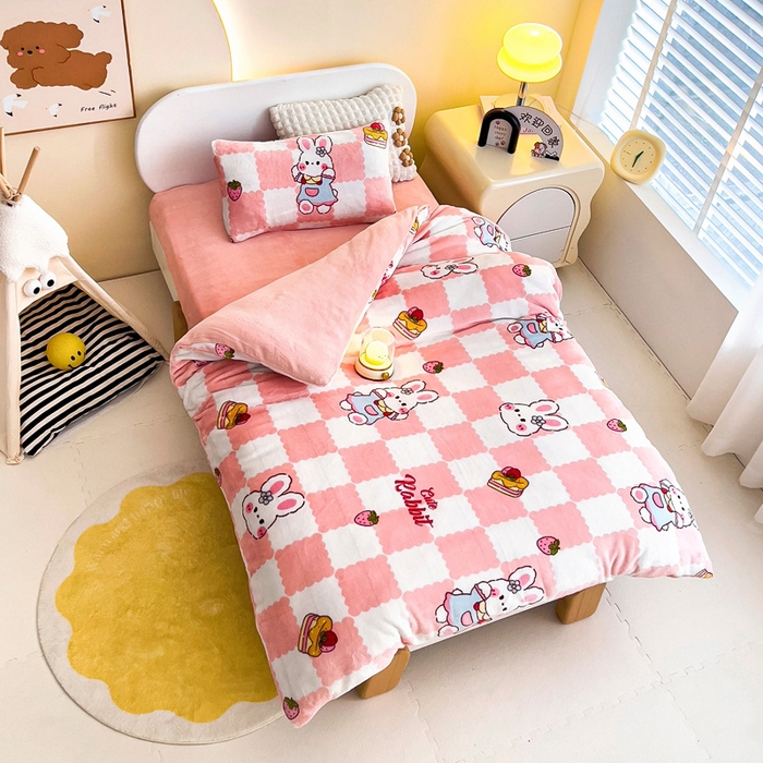 91家纺网 家纺一手货源 找家纺 鱼宝 2024新款小版牛奶绒婴童套件波波兔