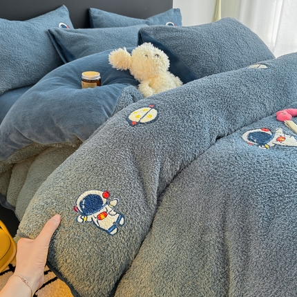 91家纺网 家纺一手货源 找家纺 沐辰 2024新款小元素绣花米粒绒牛奶绒四件套 宇航员-深蓝