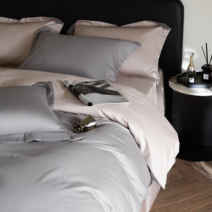 91家纺网 家纺一手货源 找家纺 秀色家纺 2025新款50支贡缎A类轻奢纯色长绒棉四件套全棉纯棉被套高级感床单三件套-雅克 雅克-典雅灰+粉末白