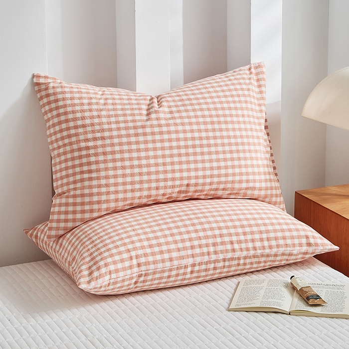 91家纺网 家纺一手货源 找家纺 呦呦南宋 纯棉简约款枕套 母婴级A类全棉色织水洗棉无印风单品一对装全棉枕头套 红小格（简约款）