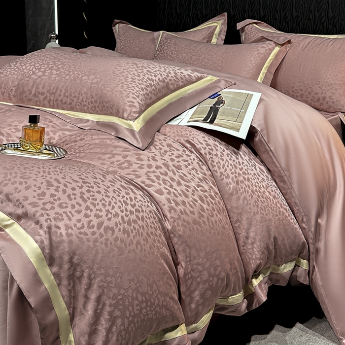 91家纺网 家纺一手货源 找家纺 雲归梦 2024新款轻奢双拼角全棉提花四件套 豹纹-樱花粉