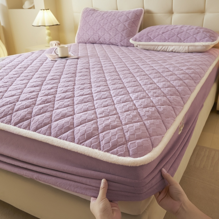 91家纺网 家纺一手货源 找家纺 鑫钰 2024秋冬新款加厚牛奶绒烂花夹棉床笠 菱形格-浅紫