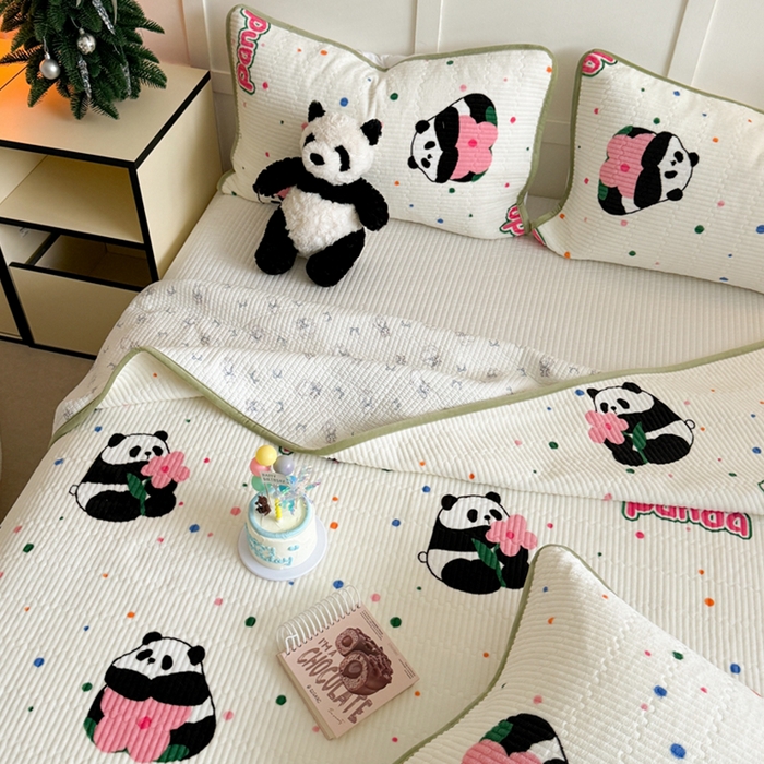 91家纺网 家纺一手货源 找家纺 萝莉家纺 2024爆款印花牛奶绒夹棉绗缝床盖三件套 熊猫花花