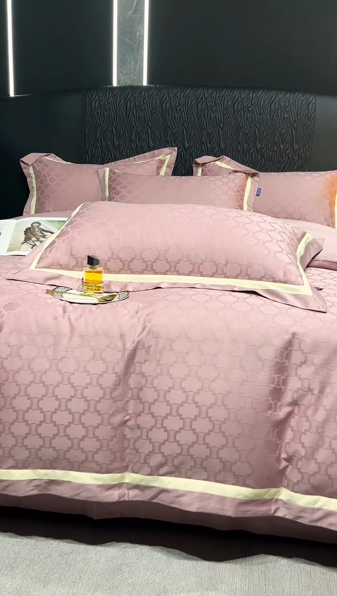 91家纺网 家纺一手货源 找家纺 雲归梦 2024新款轻奢双拼角全棉提花四件套 遇见经典-梅子粉