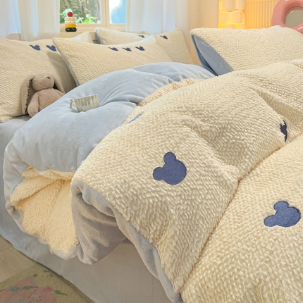 91家纺网 家纺一手货源 找家纺 莱登卡奴 2024新款牛奶绒兔毛麦穗纹刺绣款奶油风系列四件套 米奇雾语蓝