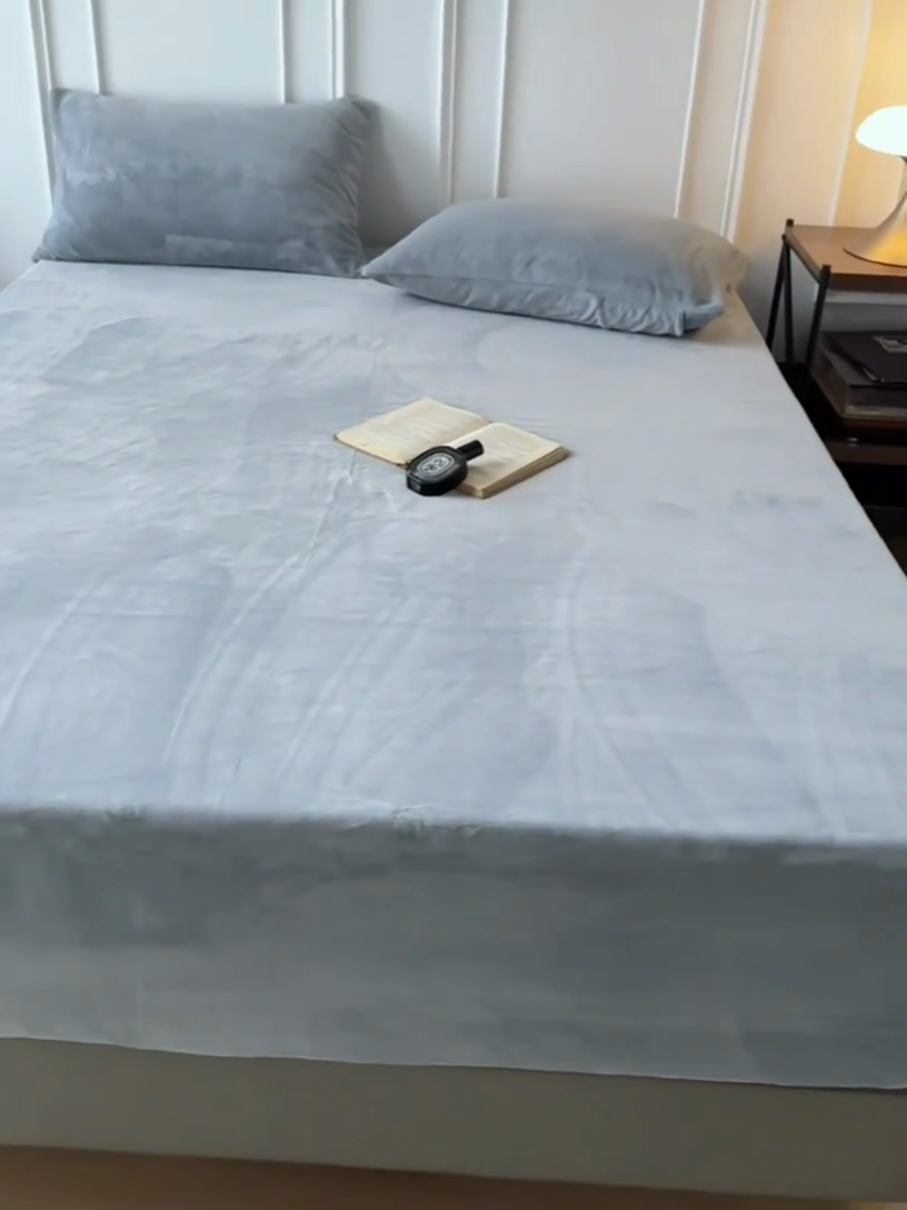 91家纺网 家纺一手货源 找家纺 千朵森 2024新款A类纯色牛奶绒单床笠-芙妮系列-风格二 芙妮-苏木浅灰