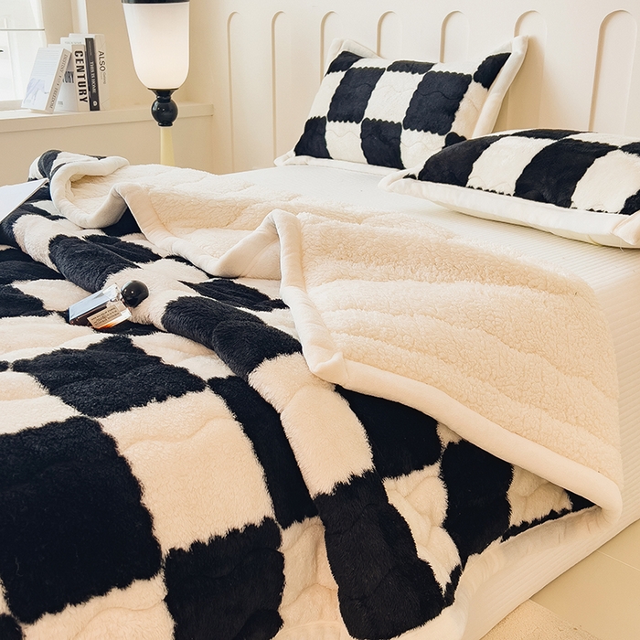 91家纺网 家纺一手货源 找家纺 慕木家纺 2025秋冬新款A类北极绒棋盘格双面毛毯 棋盘格三层夹棉毛毯-黑白+白