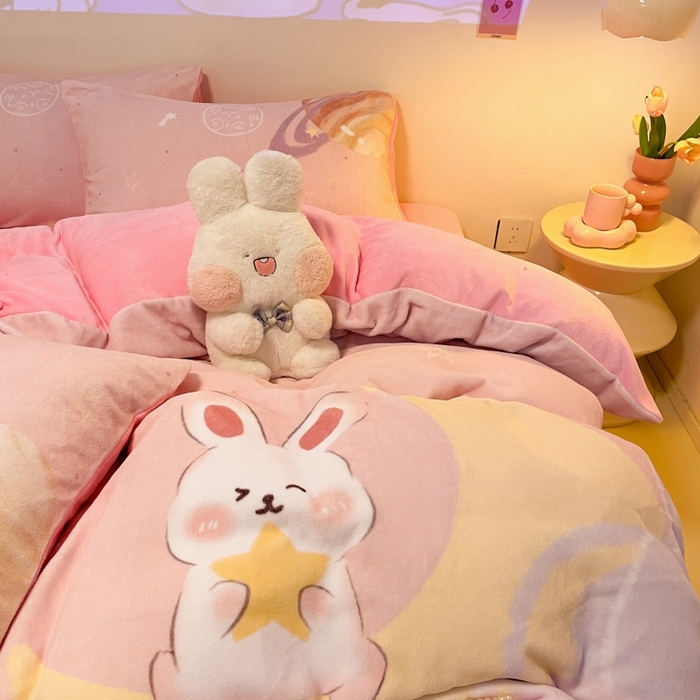 91家纺网 家纺一手货源 找家纺 （总）控价 2025年新款240克全消光A类儿童牛奶绒四件套-萌萌兔