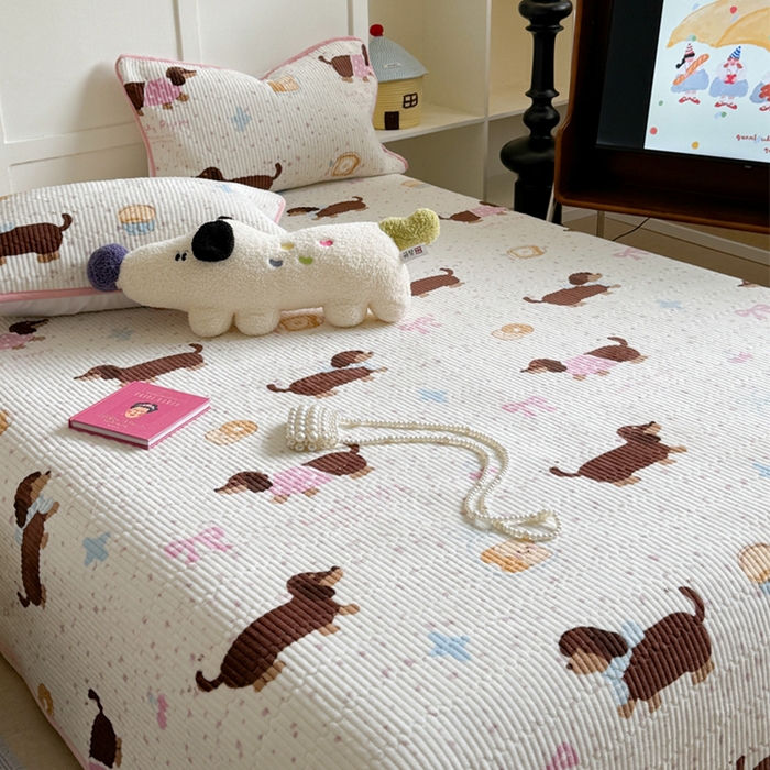 91家纺网 家纺一手货源 找家纺 萝莉家纺 2024爆款印花牛奶绒夹棉绗缝床盖三件套 斑点狗狗