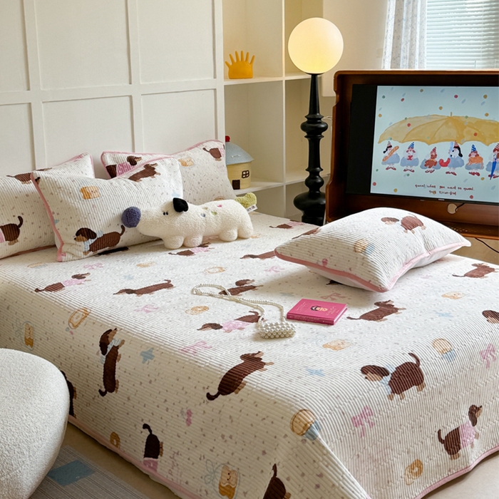 91家纺网 家纺一手货源 找家纺 萝莉家纺 2024爆款印花牛奶绒夹棉绗缝床盖三件套 斑点狗狗