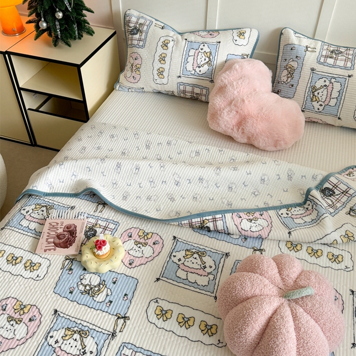 91家纺网 家纺一手货源 找家纺 萝莉家纺 2024爆款印花牛奶绒夹棉绗缝床盖三件套 小可爱蓝