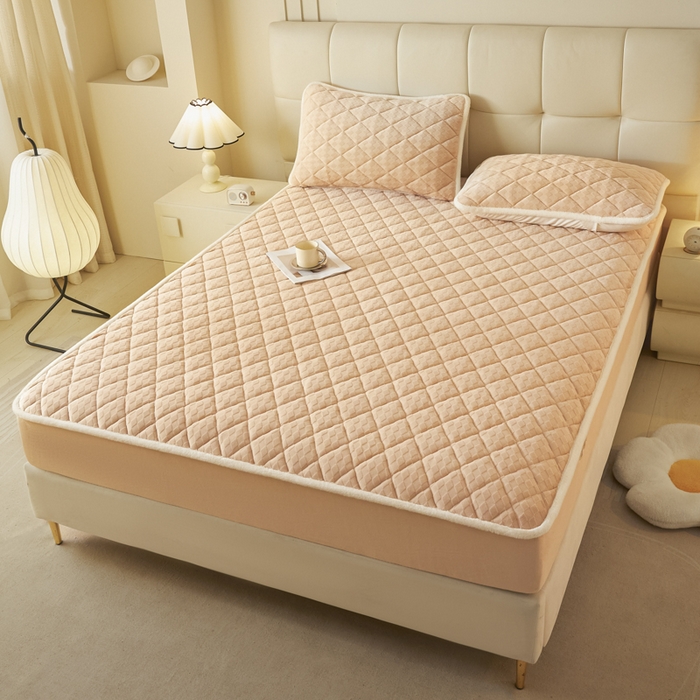 91家纺网 家纺一手货源 找家纺 鑫钰 2024秋冬新款加厚牛奶绒烂花夹棉床笠 菱形格-驼色