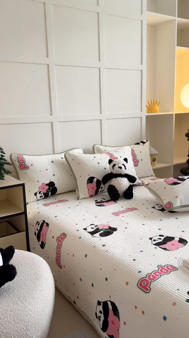 91家纺网 家纺一手货源 找家纺 萝莉家纺 2024爆款印花牛奶绒夹棉绗缝床盖三件套 熊猫花花