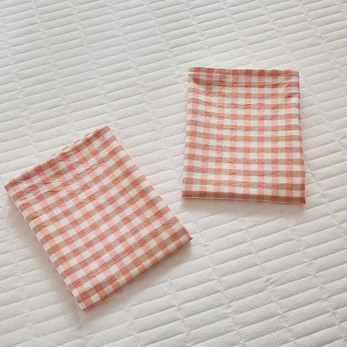 91家纺网 家纺一手货源 找家纺 呦呦南宋 纯棉简约款枕套 母婴级A类全棉色织水洗棉无印风单品一对装全棉枕头套 红小格（简约款）