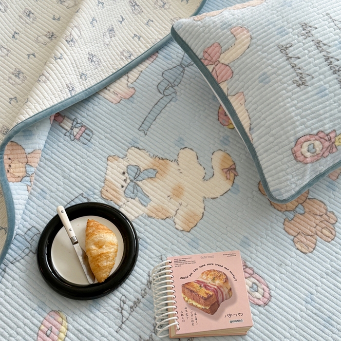 91家纺网 家纺一手货源 找家纺 萝莉家纺 2024爆款印花牛奶绒夹棉绗缝床盖三件套 俏皮猫猫