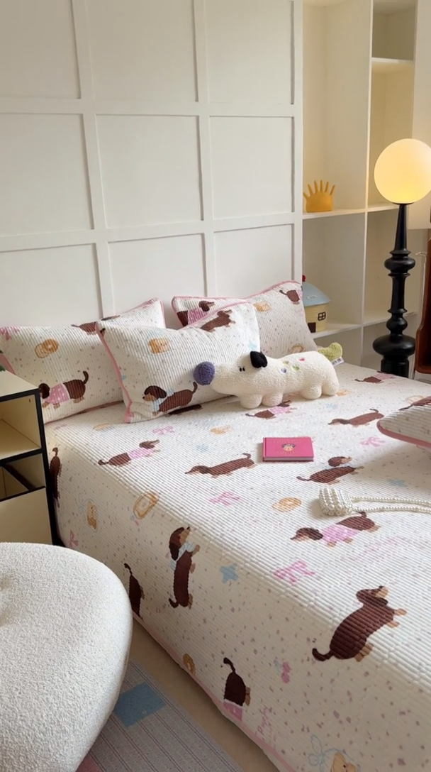 91家纺网 家纺一手货源 找家纺 萝莉家纺 2024爆款印花牛奶绒夹棉绗缝床盖三件套 斑点狗狗