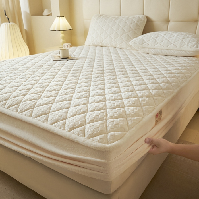 91家纺网 家纺一手货源 找家纺 鑫钰 2024秋冬新款加厚牛奶绒烂花夹棉床笠 菱形格-雅白