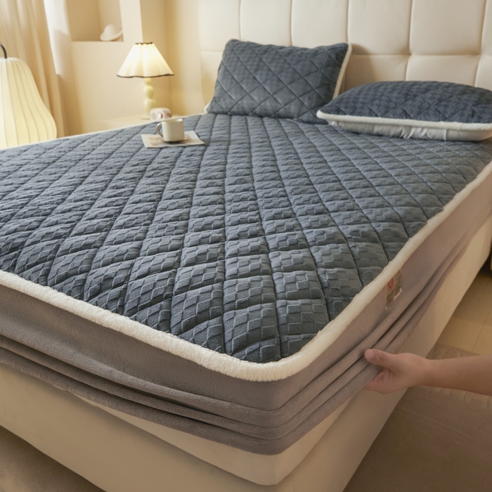 91家纺网 家纺一手货源 找家纺 鑫钰 2024秋冬新款加厚牛奶绒烂花夹棉床笠 菱形格-深灰