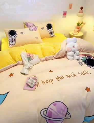 91家纺网 家纺一手货源 找家纺 新方向 2025新款全消光A类儿童牛奶绒四件套-太空行 太空行-黄